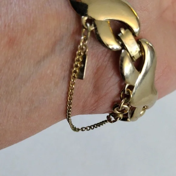 Monet beautiful faux gold linked bracelet. - Picture 3 of 8